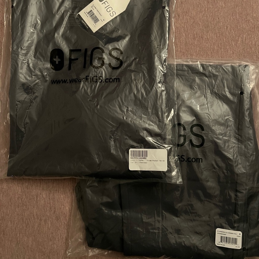 FIGS Charcoal Casma top and Charcoal Tall Zamora Joggers - Size M